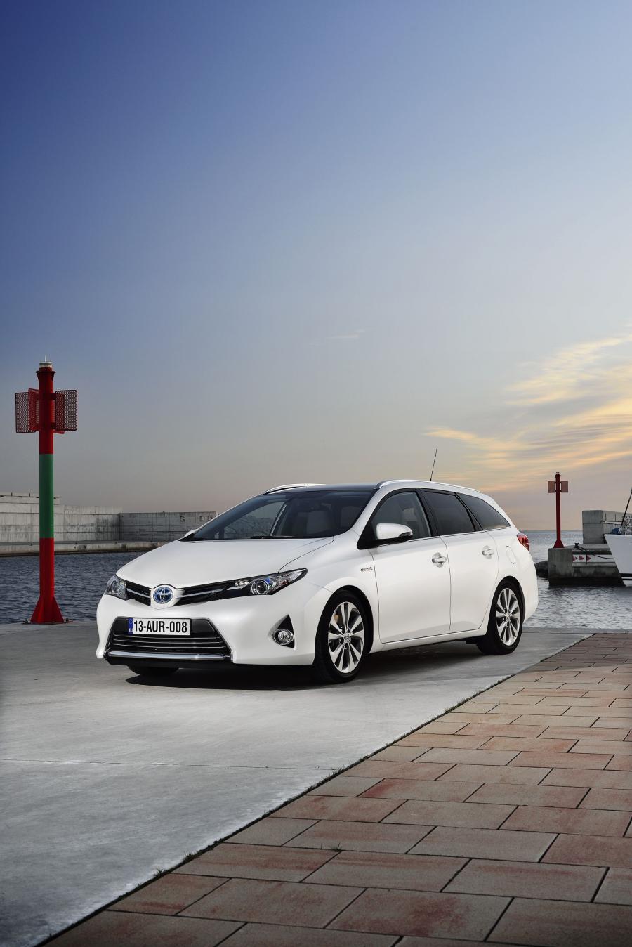  Toyota Auris Touring Sports 2013 года  (фото 9 из 23)